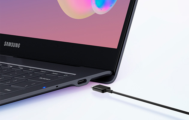 Samsung Galaxy Book S oplades hurtigt via standard USB-C-oplader Samsung Galaxy Book S oplades med et USB-C stik