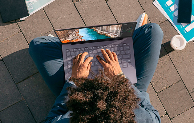 Samsung Galaxy Book S fungerer også i lyse udendørs omgivelser Person sidder udenfor med Samsung Galaxy Book S
