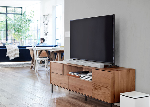 Bose Soundbar 700 giver førsteklasses lyd til alt inden for underholdning Bose Soundbar 700 under TV i stue
