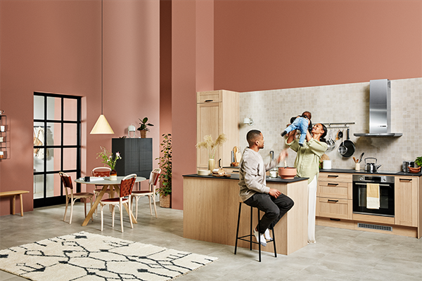 En køkkenø med barstole er en social løsning En familie i Shaker Natural Oak-køkken