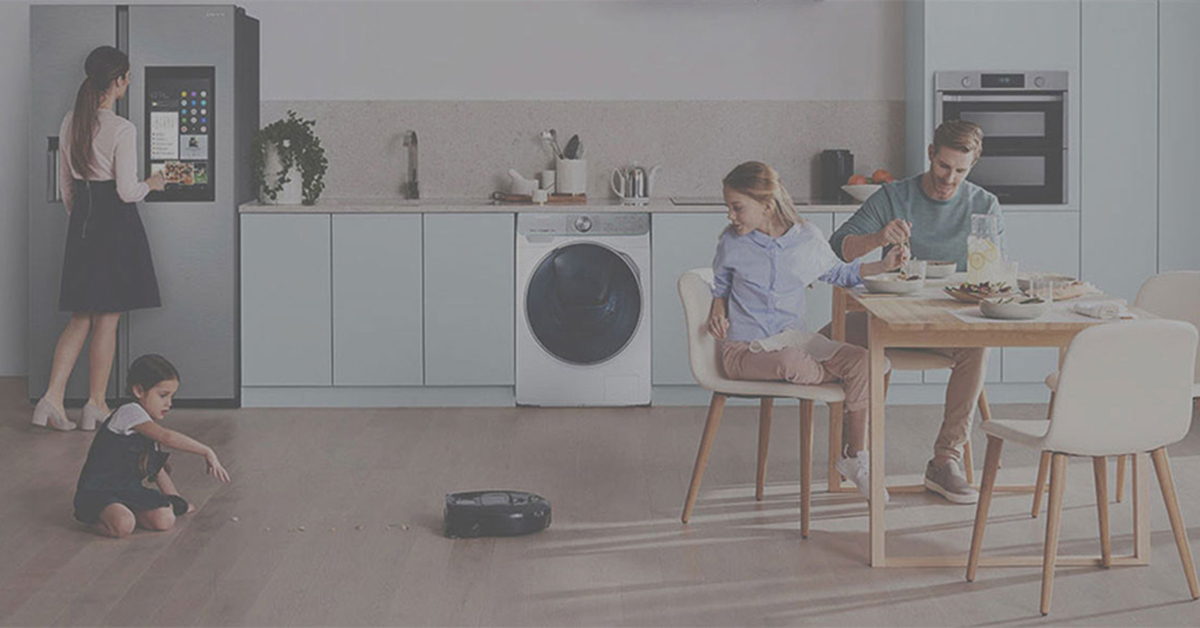 Prisvindende hvidevarer fra Samsung En familie i et køkken med hvidevarer fra Samsung