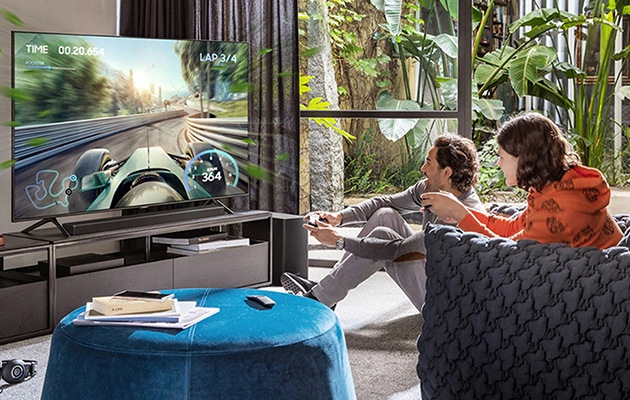 Bedre lyd. Bedre gaming En man og en kvinde sidder foran TV og spiller