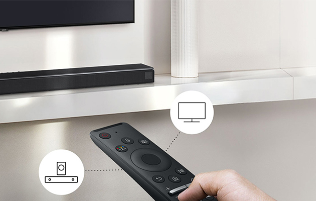 Styr al lyd med fjernbetjeningen One Remote En fjernbetjening med et TV i baggrunden og to illustrationer, som visar et TV og en soundbar
