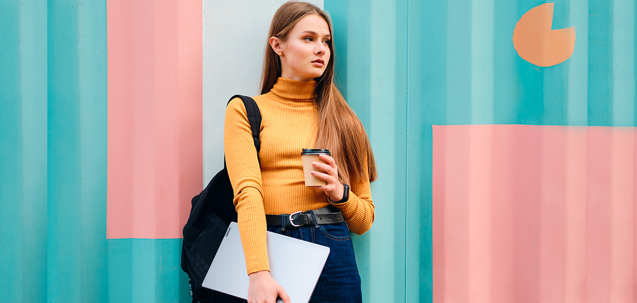 Lenovo IdeaPad 5 er et fashion statement Kvinde står med Lenovo IdeaPad 5 i armene