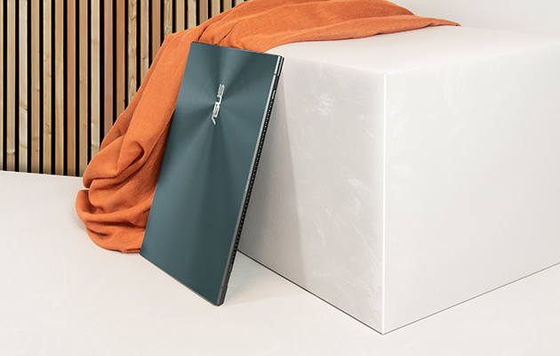 ZenBook 14 Sort ASUS ZenBook 14 set fra siden af