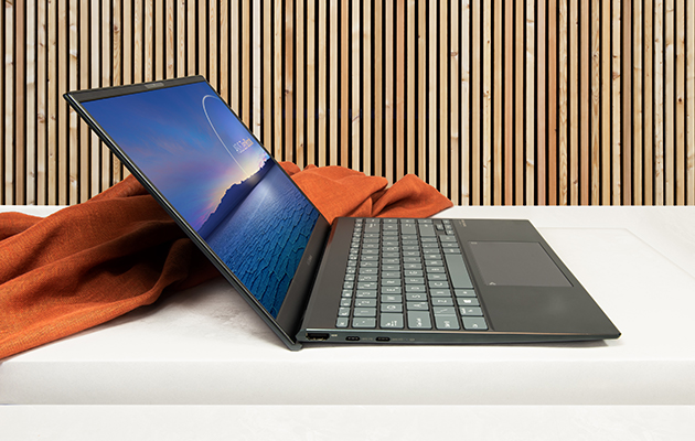 ZenBook 14 ASUS ZenBook 14 set fra siden af