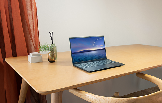 ZenBook 14 Sort ASUS ZenBook 14 på skrivebord