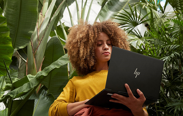HP Envy x360 – ubegrænset skabelse HP Envy x360 som ligger åben på et skrivbord