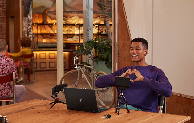 HP Envy x360 – sluk mikrofonen og webkameraet En mand laver et hjerte i en videochat på computeren