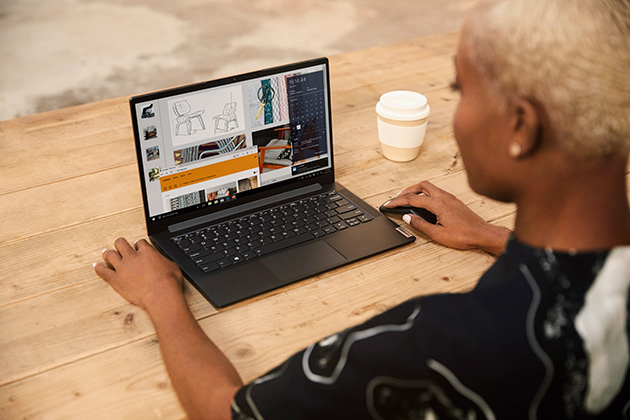 Lenovo Yoga Slim 7 gør din hverdag lettere Kvinde arbejder på Lenovo Yoga Slim 7
