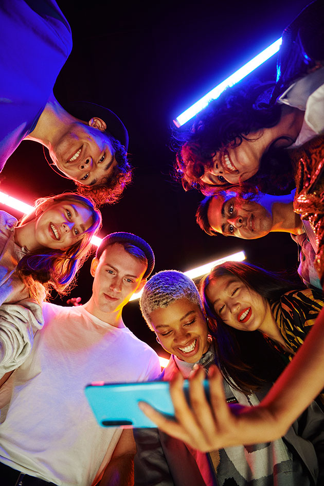 Ultra Wide selfie-funktionen gør dig i stand til nemt at tage flotte selfies med flere venner på én gang OnePlus Nord anvendes til at tage en gruppe-selfie