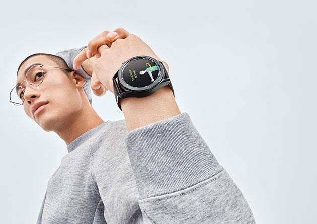 Galaxy Watch 3 er et mere raffineret ur end sine forgængere. Det er tyndere, mindre og lettere, har en større skærm samt et klassisk design Samsung Galaxy Watch 3 på armen af mand