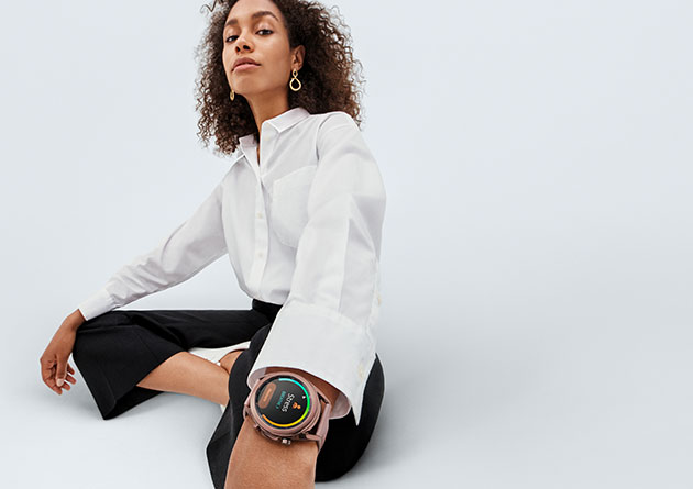 To størrelser, tre farver og masser af urskiver Samsung Galaxy Watch 3 på armen af kvinde