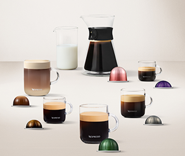 30 kaffevarianter og 6 størrelser Kaffekande i glas fyldt med kaffe, kopper med kaffe og forskellige kapsler