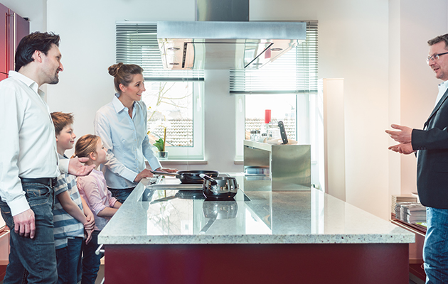 Gratis rådgivning med vores køkkenkonsulenter En familie taler med en køkkenkonsulent.