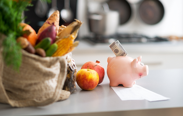 Finansiering af dit nye køkken En sparegris på et køkkenbord.