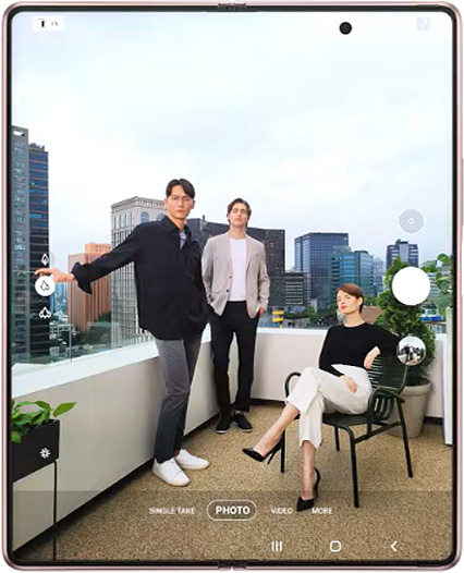 Takket være den fantastiske hovedskærm på 7,6 tommer får du en helt ny, produktiv frihed og kan multitaske med flere vinduer åbne samtidig Samsung Galaxy Z Fold2 5G