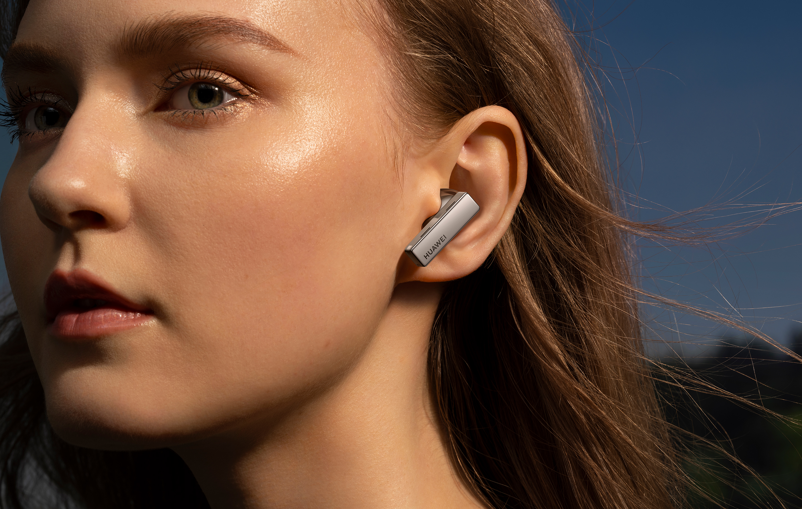 Cozy Mode fjerner irriterende lyde fra omgivelserne Kvinde med HUAWEI FreeBuds Pro