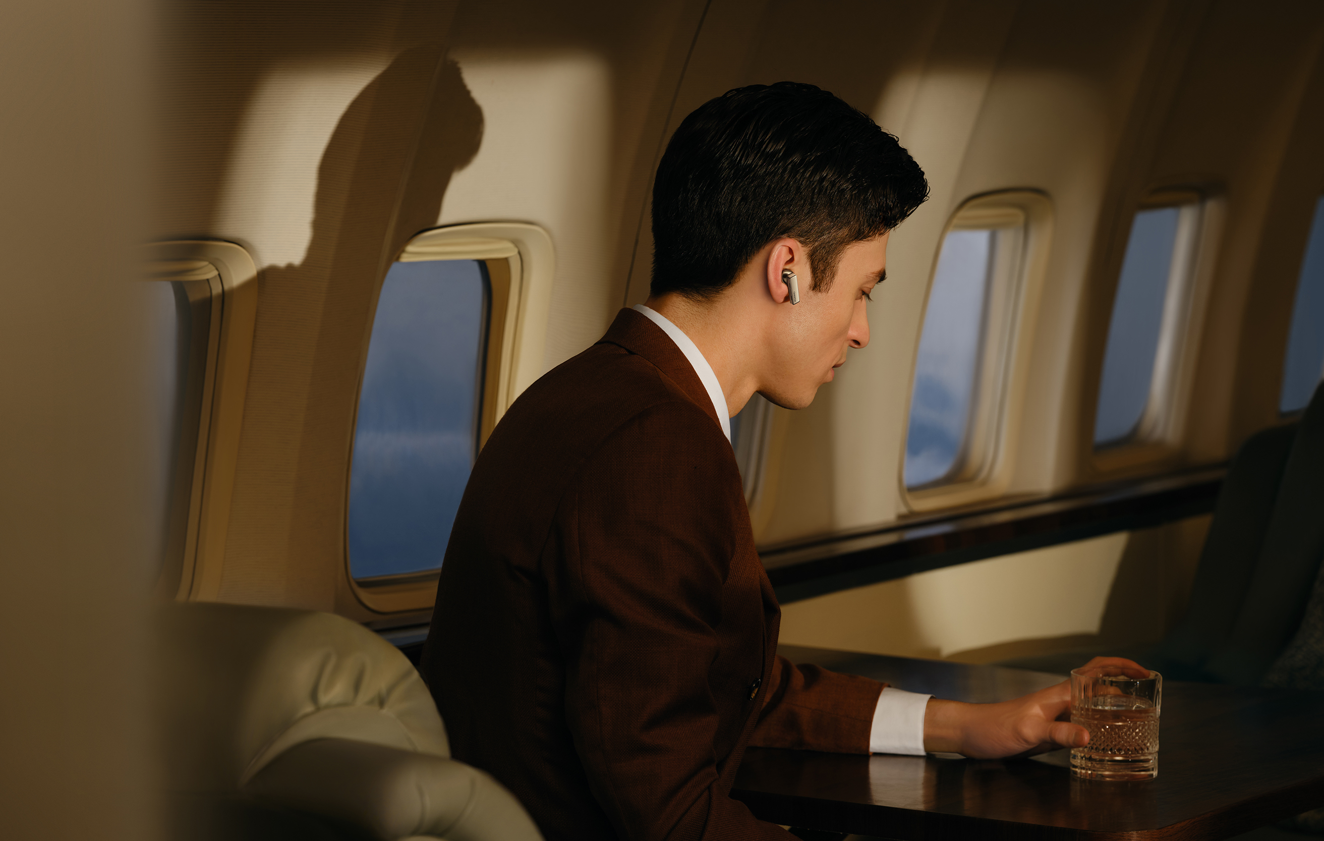 Slap af med maksimal støjreduktion, når du rejser Mand på fly med HUAWEI FreeBuds Pro