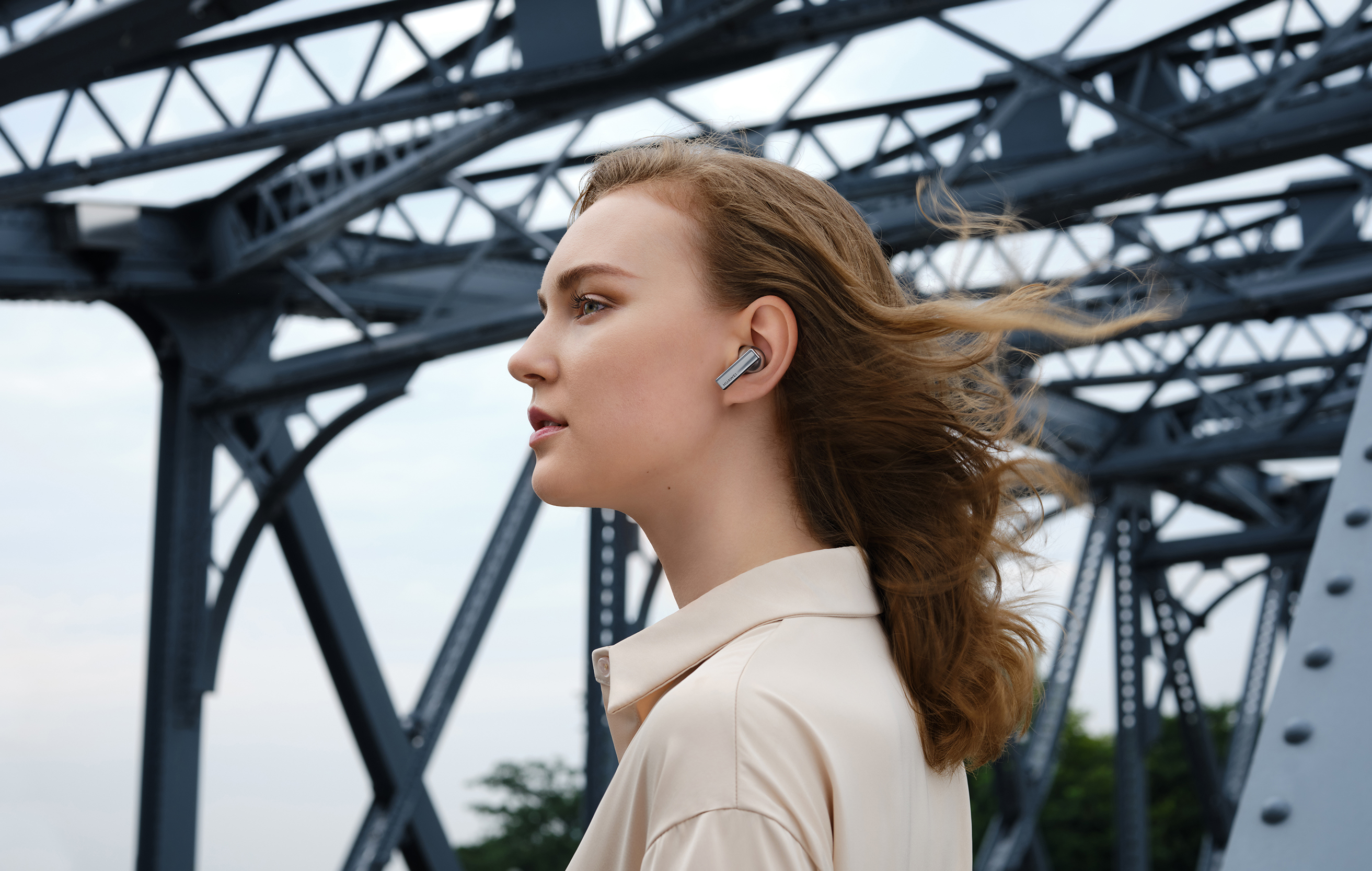 Skift til Voice Mode og slip dine omgivelser ind Kvinde med HUAWEI FreeBuds Pro
