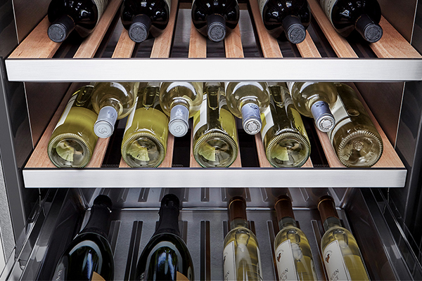 LG Signature med tre forskellige temperaturzoner Rød, hvid og mousserende vin på tre forskellige hylder i vinkøleskab