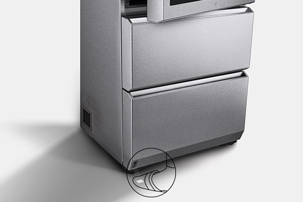 Auto Lift Drawer™ hæver skuffen automatisk med tryk på en knap, så det er nemt at få adgang til mad- og drikkevarer En illustration, der viser en fod, der åbner vinkøleskabet med en bevægelse