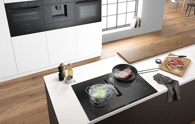 Installation Induktionskogeplade med integreret emhætte i et køkken set fra oven