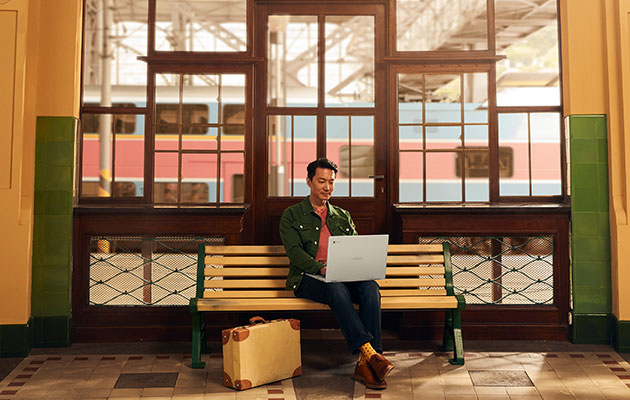 Intet wi-fi, intet problem Mand som sidder på en togstation og anvender en Chromebook