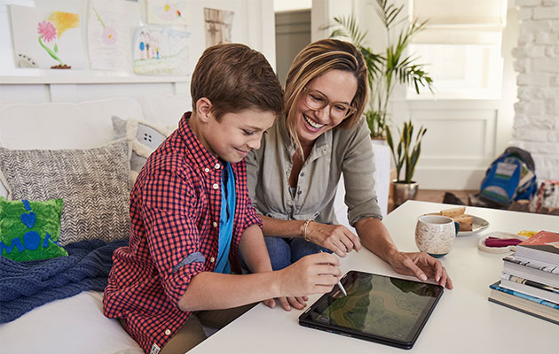 En Chromebook til hele familien Mor og søn bruger en Chromebook