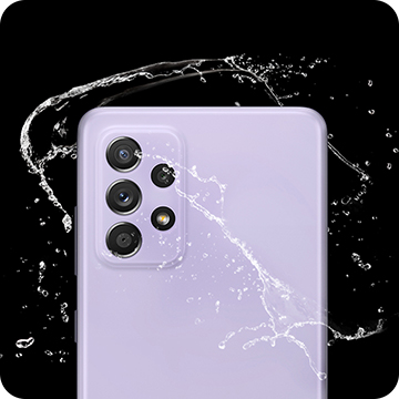Galaxy A52 5G er IP67-klassificeret og derfor ekstra modstandsdygtig over for både vand og støv Samsung Galaxy A52 5G med vandsprøjt