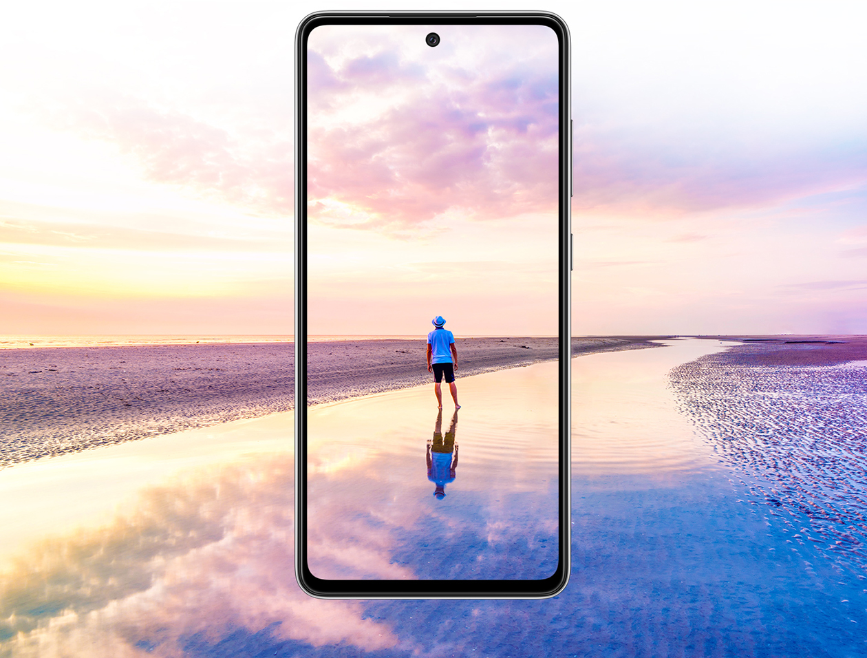Samsung Galaxy A52 er altid ved hånden, klar til at gøre dit online liv smartere og sjovere Samsung Galaxy A52 5G og en mand på strand i smuk solnedgang