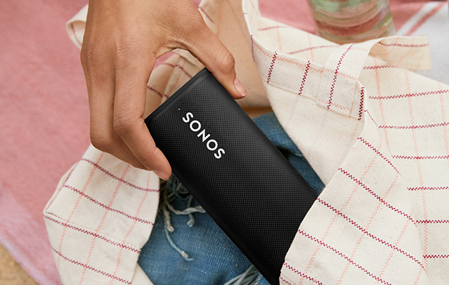 Bærbare Sonos Roam virker med både Bluetooth og wi-fi Sonos Roam tages ud af taske