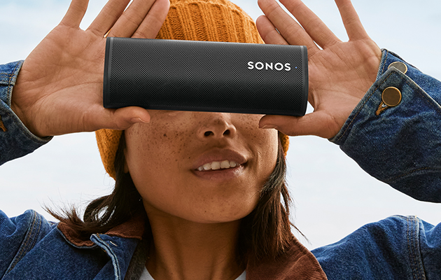 Bærbare Sonos Roam virker med både Bluetooth og wi-fi Sonos Roam foran øjnene på en kvinde