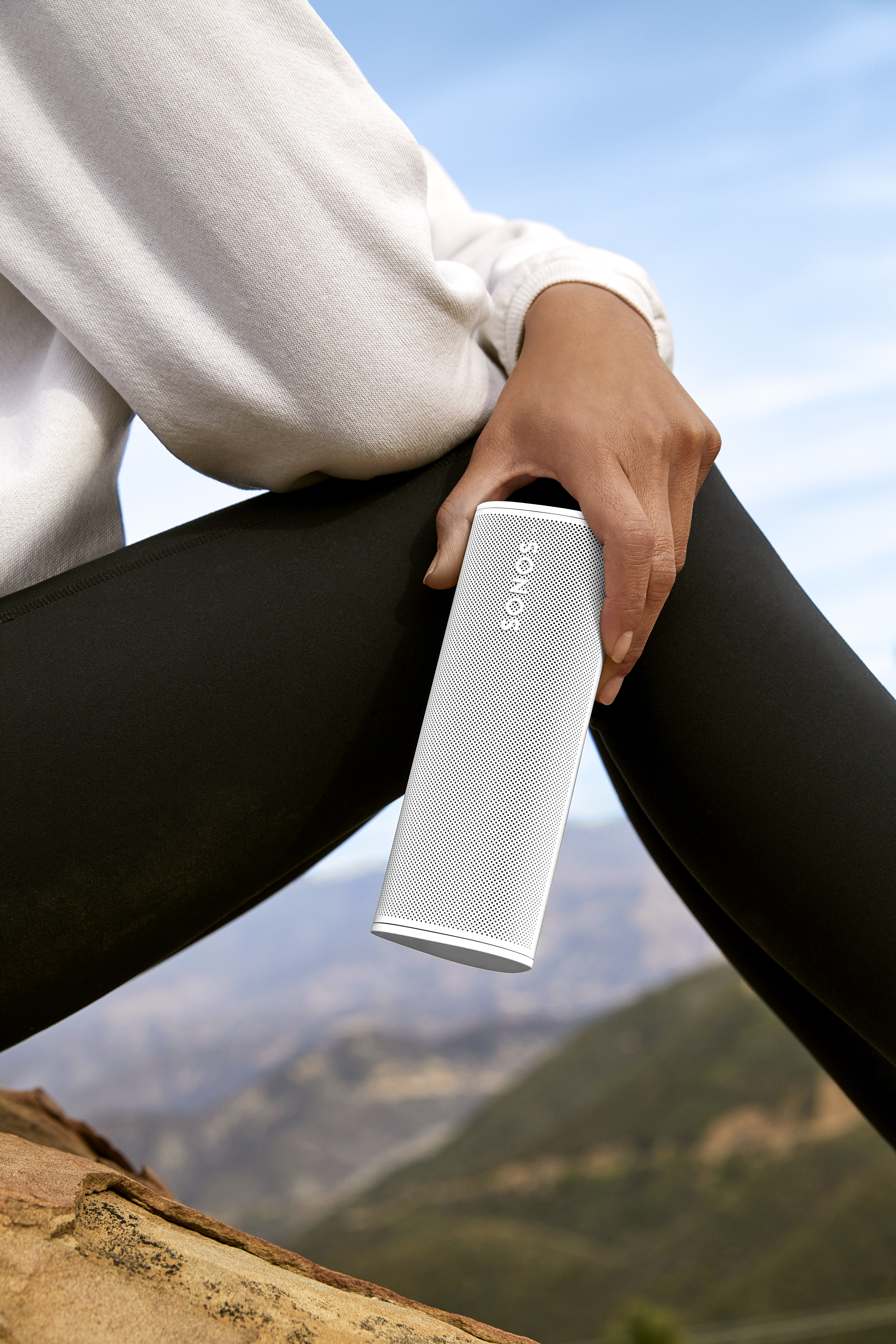 Automatisk Trueplay™-tuning tilpasser på intelligent vis Roam til omgivelserne Sonos Roam i naturen