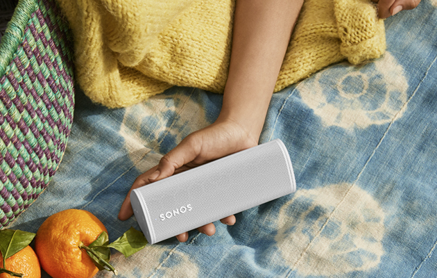 Bærbare Sonos Roam virker med både Bluetooth og wi-fi Sonos Roam på picnic-tæppe