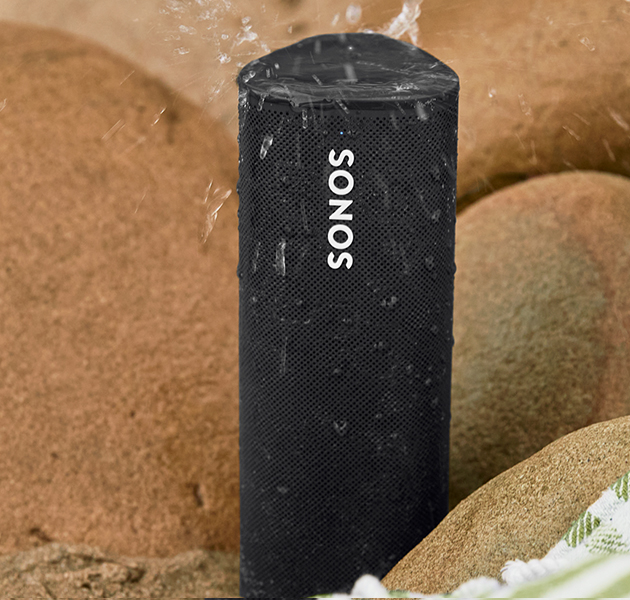 Roam er solidt konstrueret og IP67-klassifcseret Sonos Roam med vandsprøjt