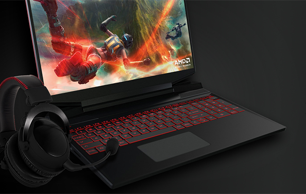 Hardcore hardware En bærbar gamingcomputer med gaming-headset
