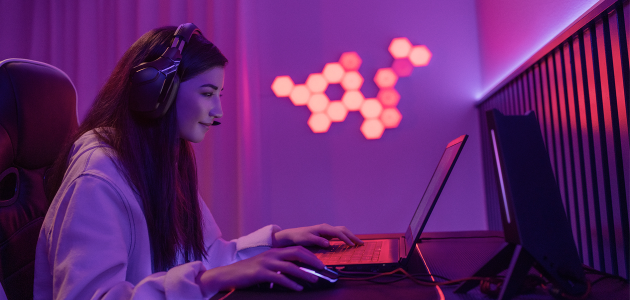 Ryzen™ 5000-serien fra AMD En kvinde med headset som spiller på bærbar gamingcomputer