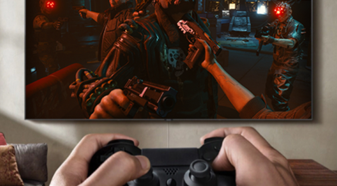 Indgangssignalet på Samsung QLED TV er så lav som 10 ms Person som gamer foran TV