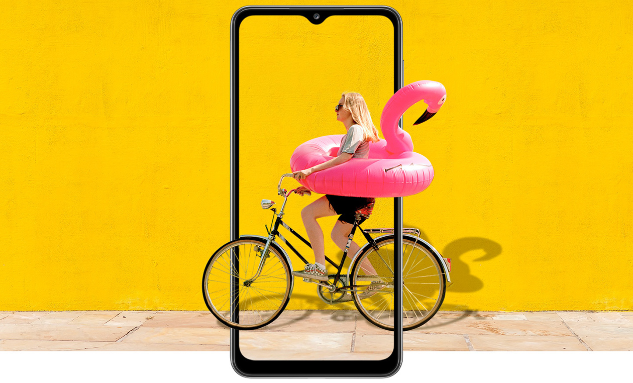 Udvid dit synsfelt med Galaxy A32 5G Galaxy A32 5G og en billedsimulering af kvinde på cykel med badedyr