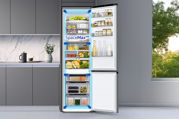 Samsung køleskab med SpaceMax Et åbent køleskab i rustfrit stål i et integreret køkken