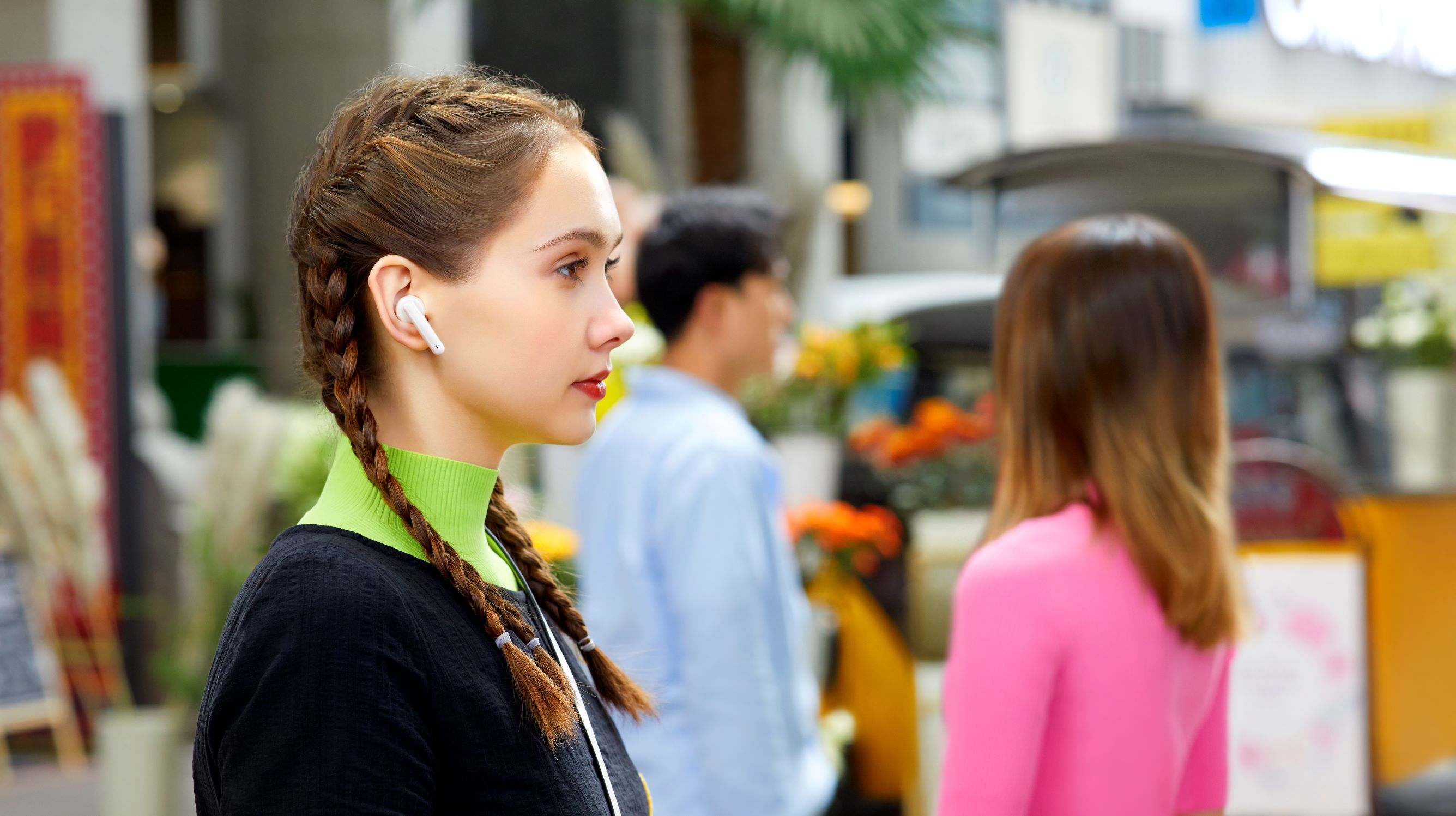 Huawei Freebuds 4i har ANC Kvinde med hvide Huawei Freebuds 4i