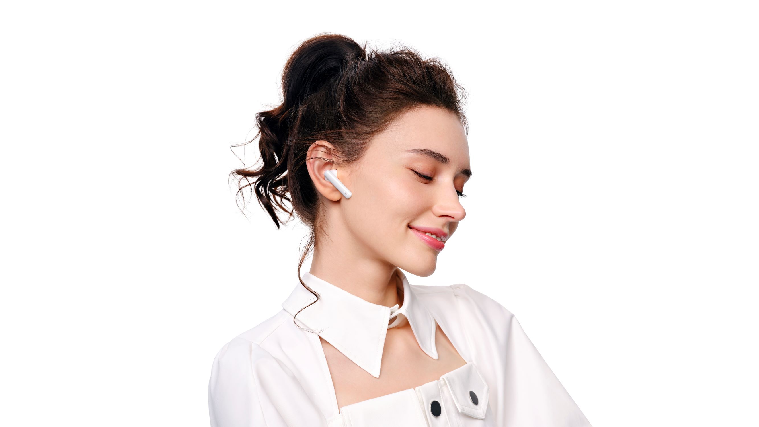 Huawei Freebuds 4i har et stilrent design Kvinde med hvide Huawei Freebuds 4i