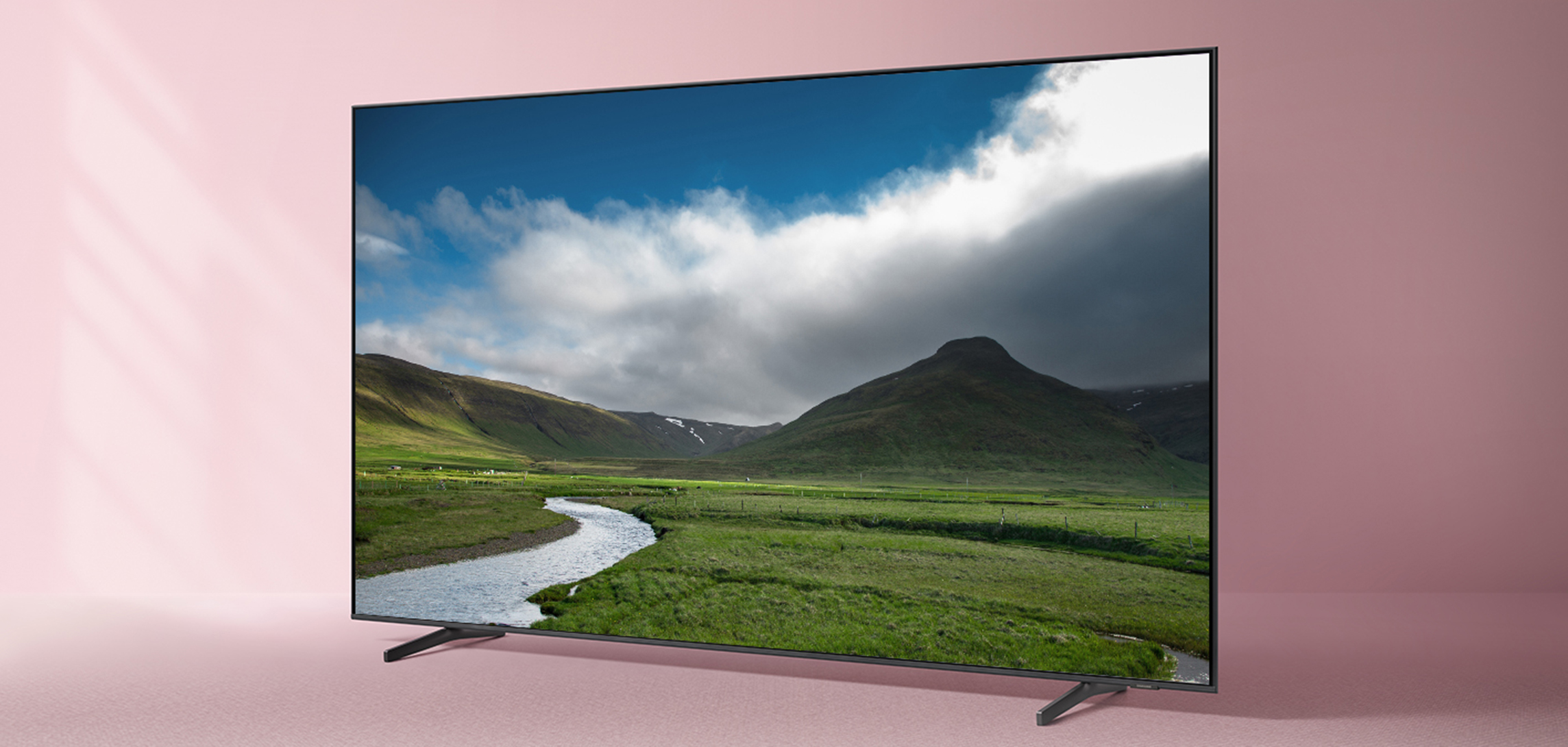 Oplev imponerende kontrast og nuancerede farver QLED-TV med fjeld og elv