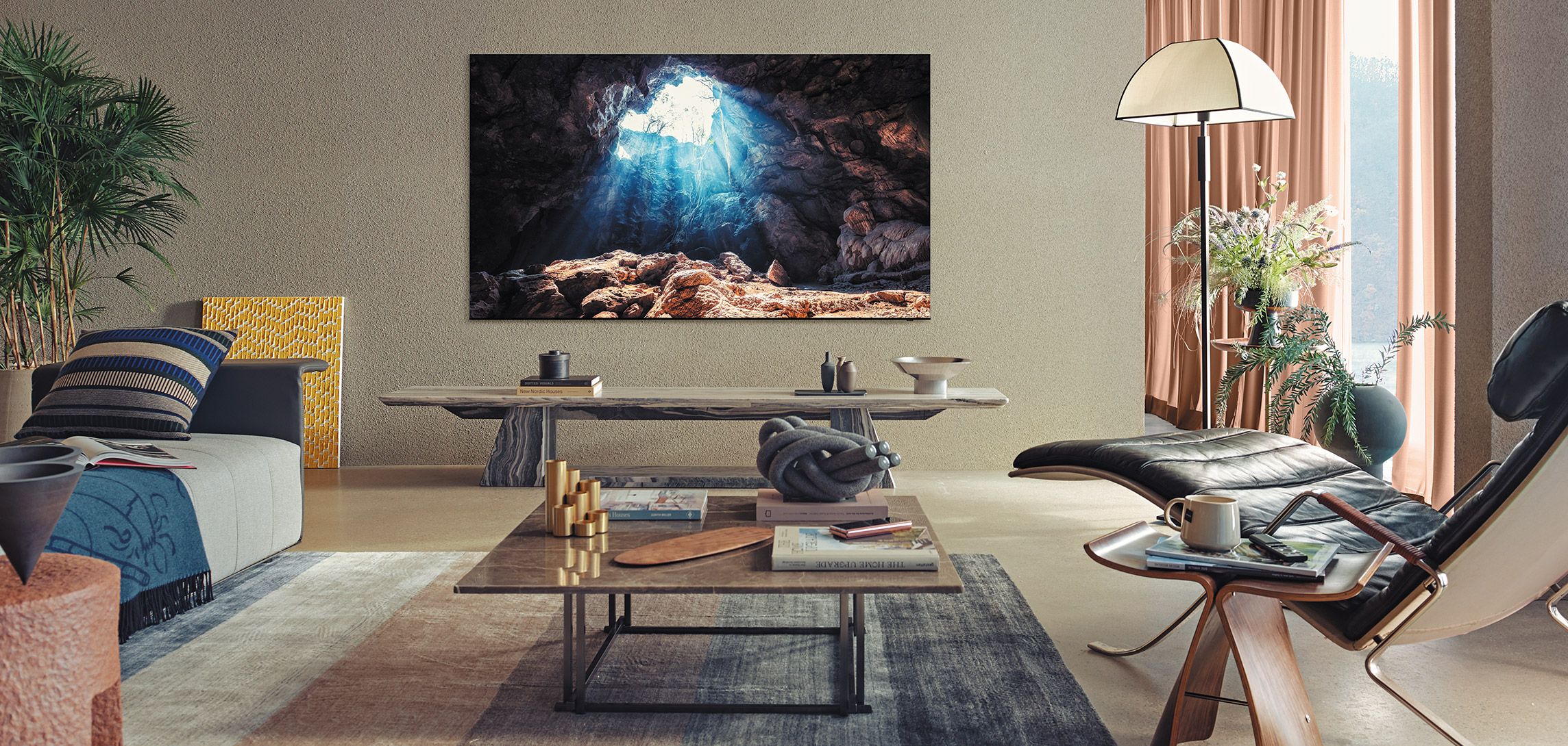 Quantum Mini LED er den nyeste teknologi inden QLED QLED-TV på væg i stue