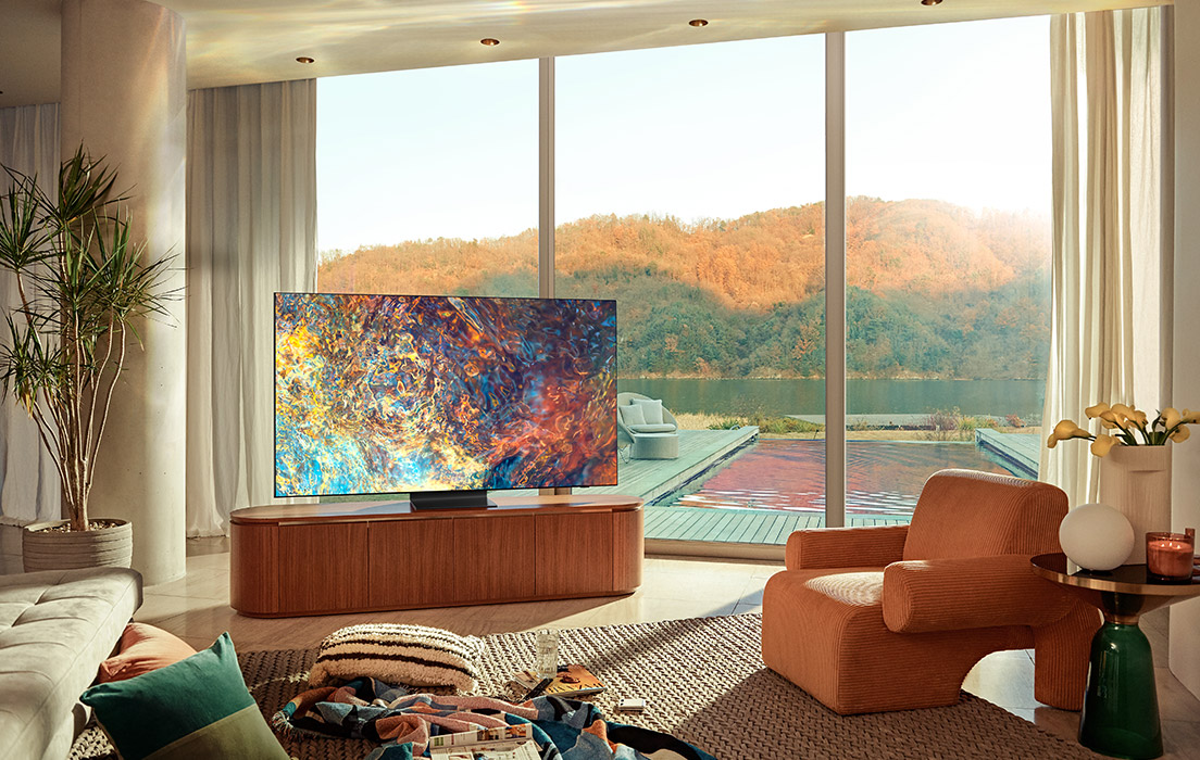 Fantastisk detaljerigdom og dybe farver giver en billedoplevelse udover det sædvanlige 4K-tv på bænk foran vindue