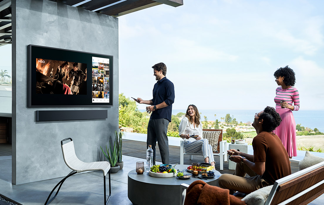 The Terrace er det nye, banebrydende TV som er skabt til udendørsliv The Terrace på væg udendørs