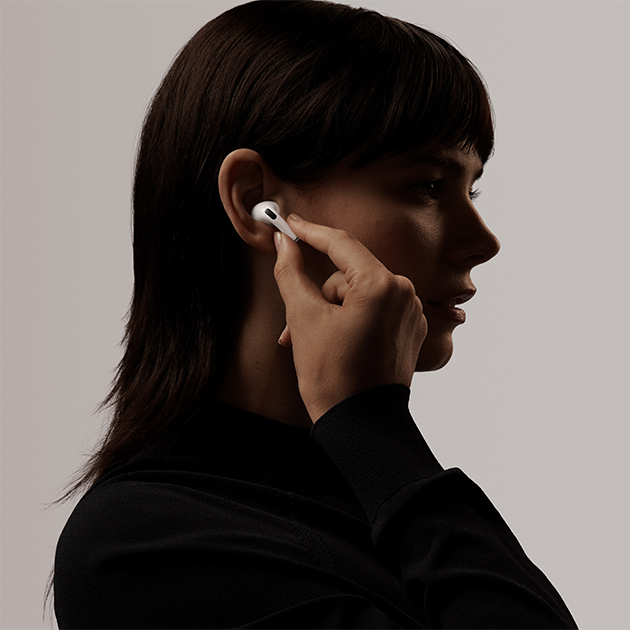 AirPods Pro lyder som en drøm AirPods Pro i øret på kvinde