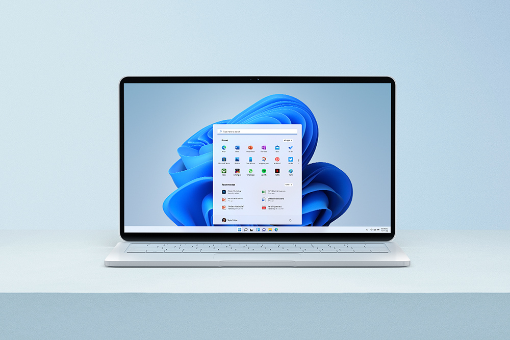Windows 11 Windows 11-computer på et hvidt bord