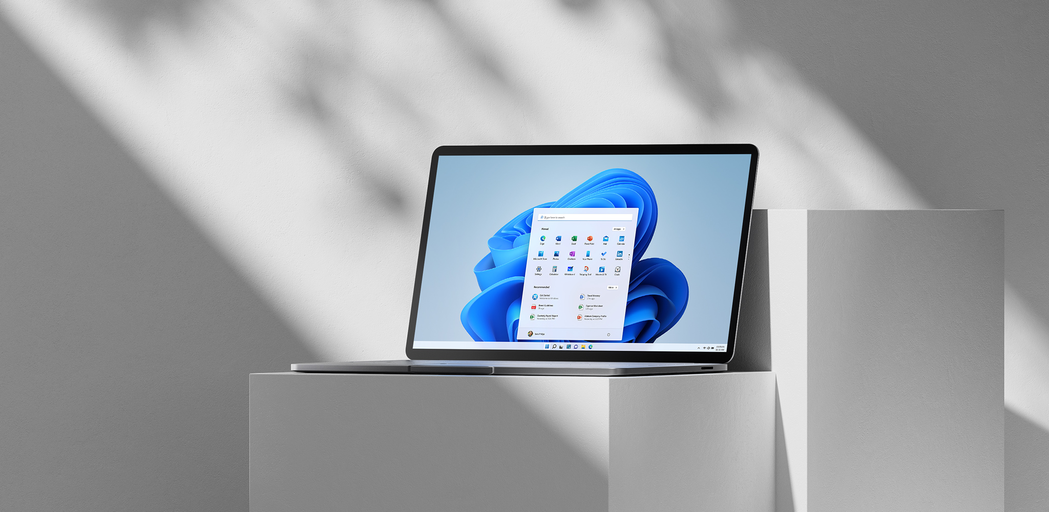 Windows 11 - fremtidens OS Windows 11-laptop med hjemmeskærmen åben